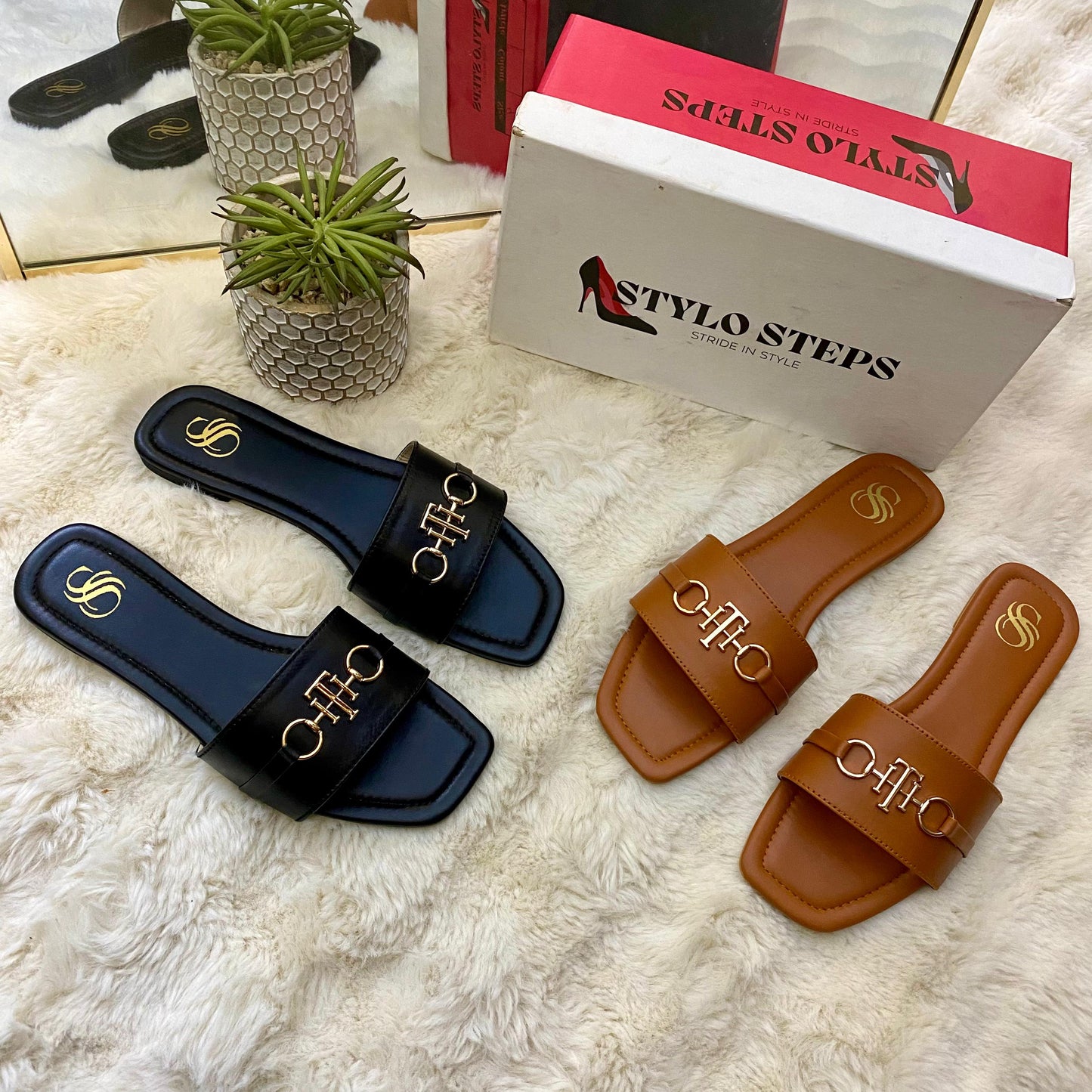 Iconic Buckle Flat