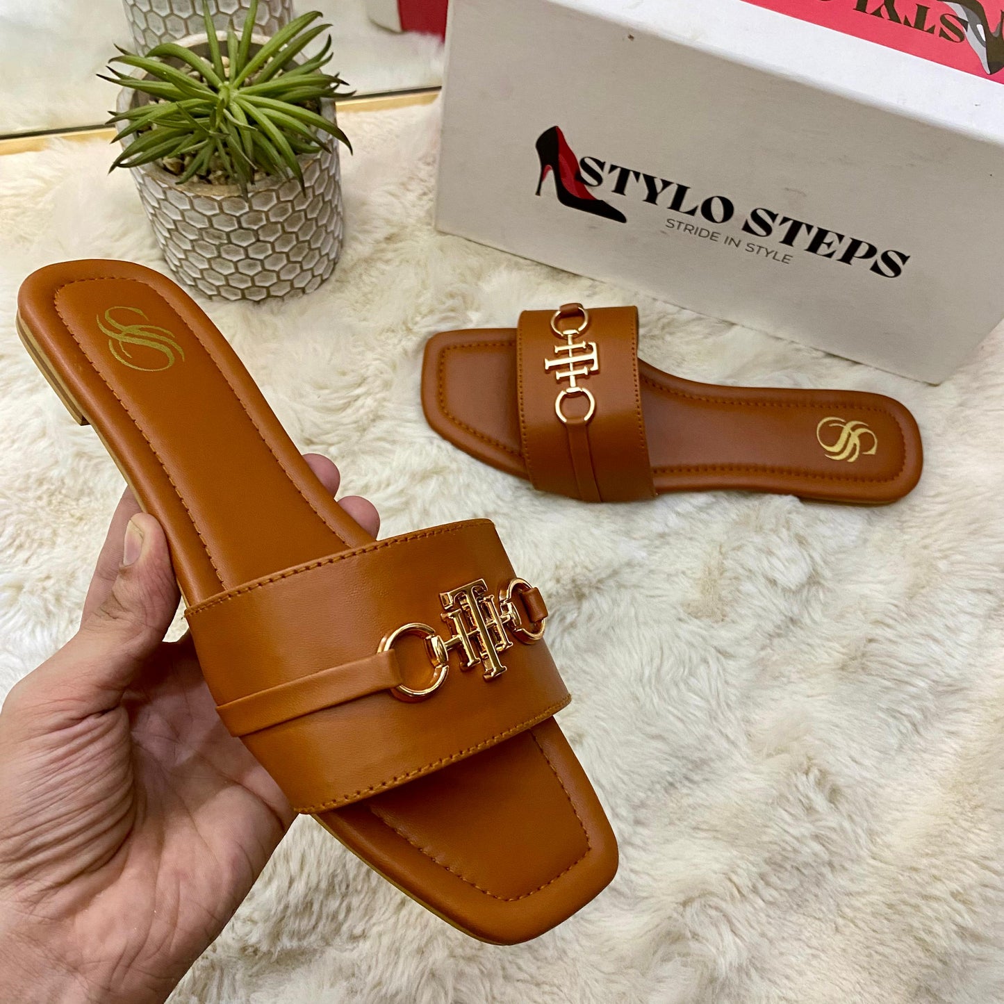 Iconic Buckle Flat
