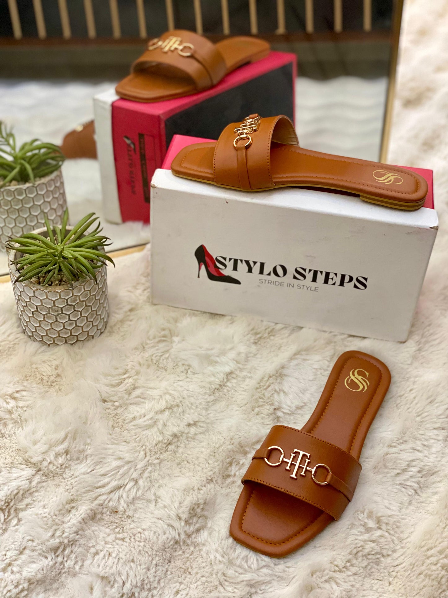 Iconic Buckle Flat