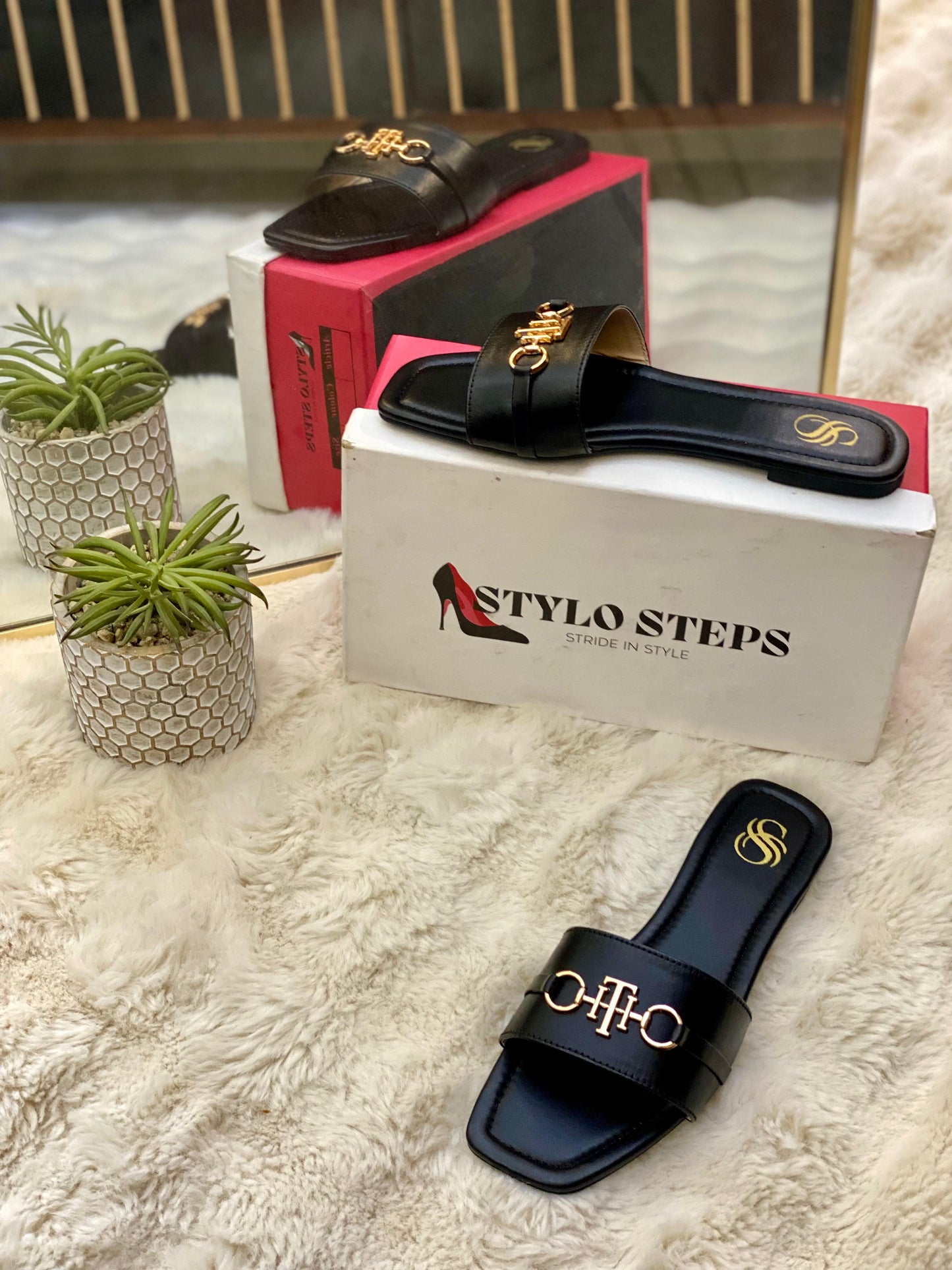 Iconic Buckle Flat