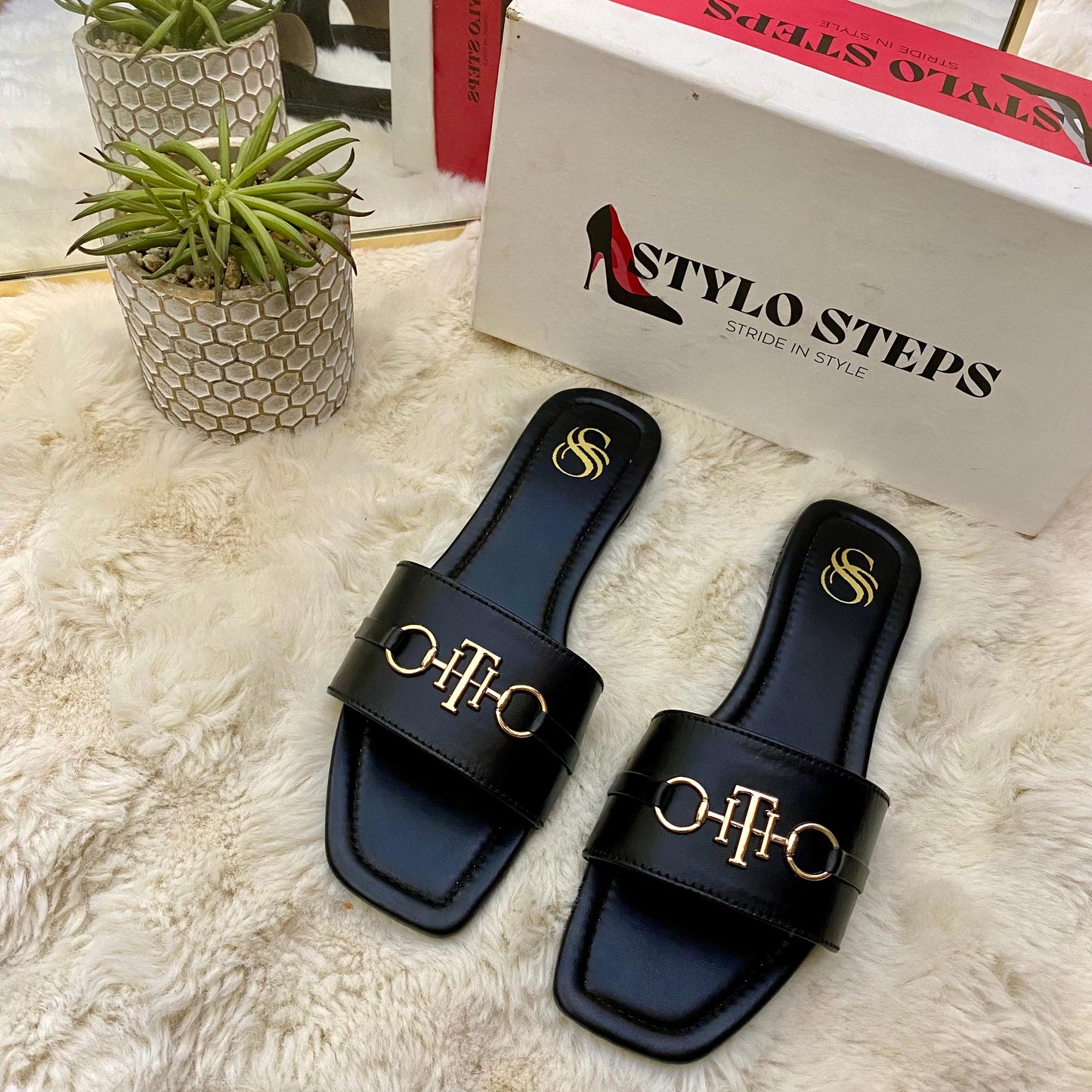Iconic Buckle Flat