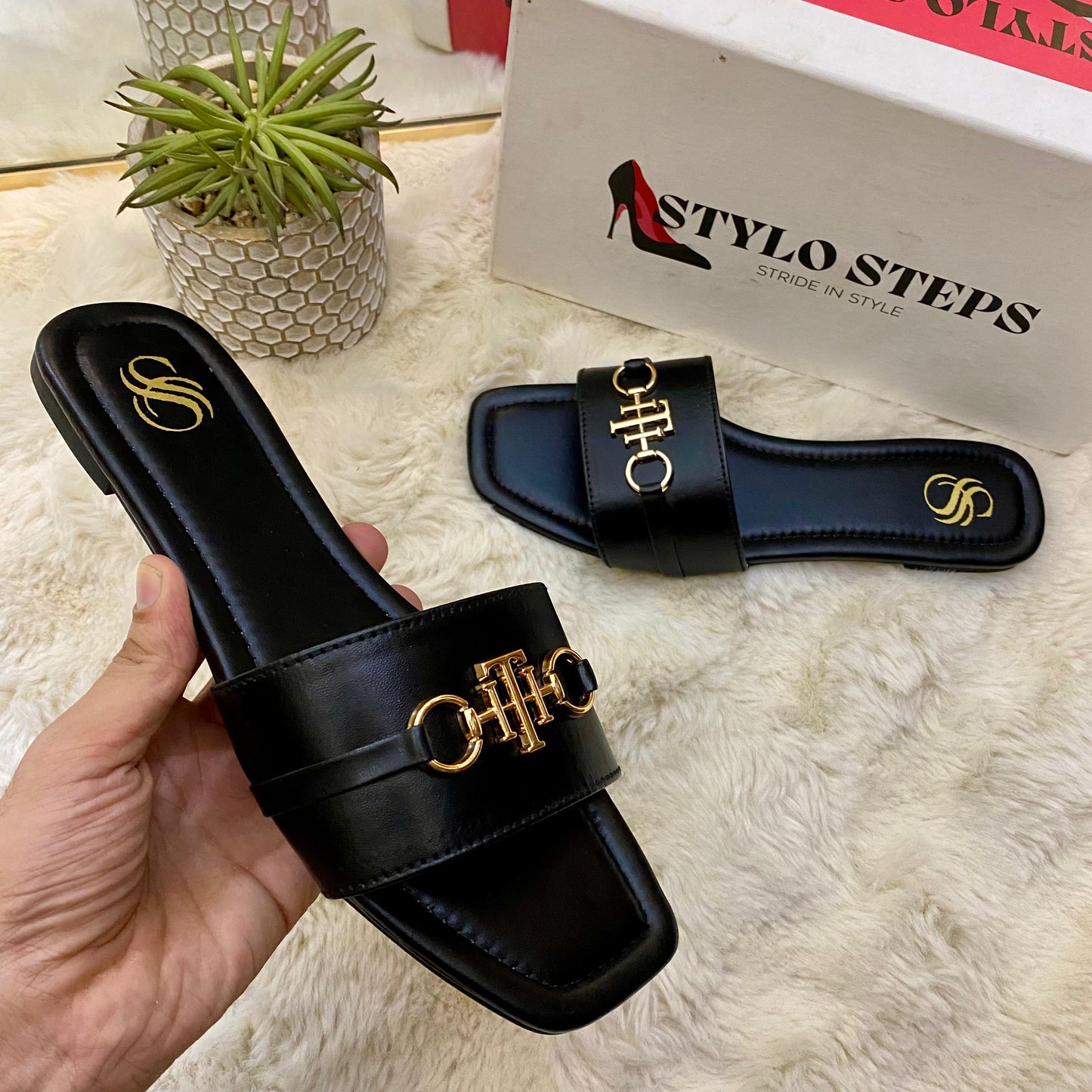 Iconic Buckle Flat