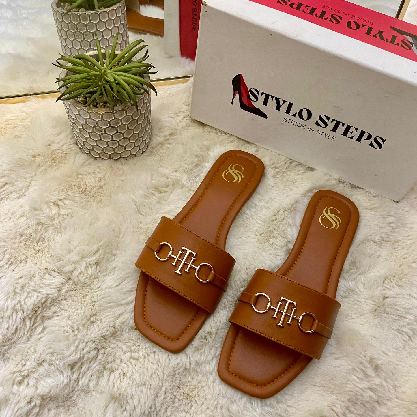 Iconic Buckle Flat