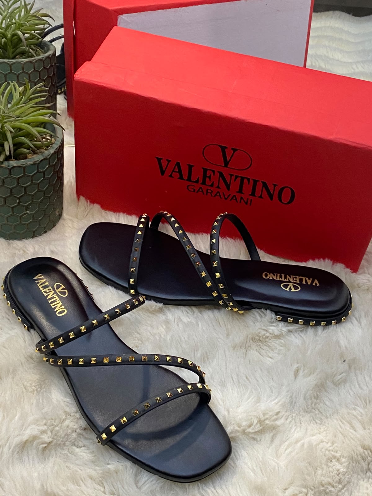 Pyramid Stud Flat