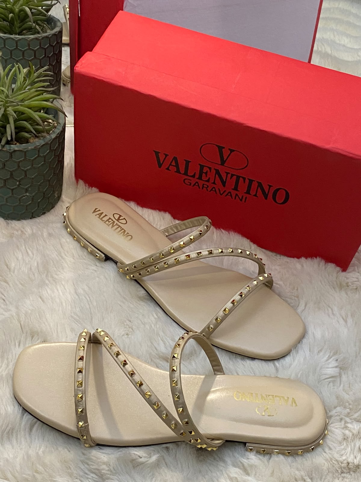 Pyramid Stud Flat