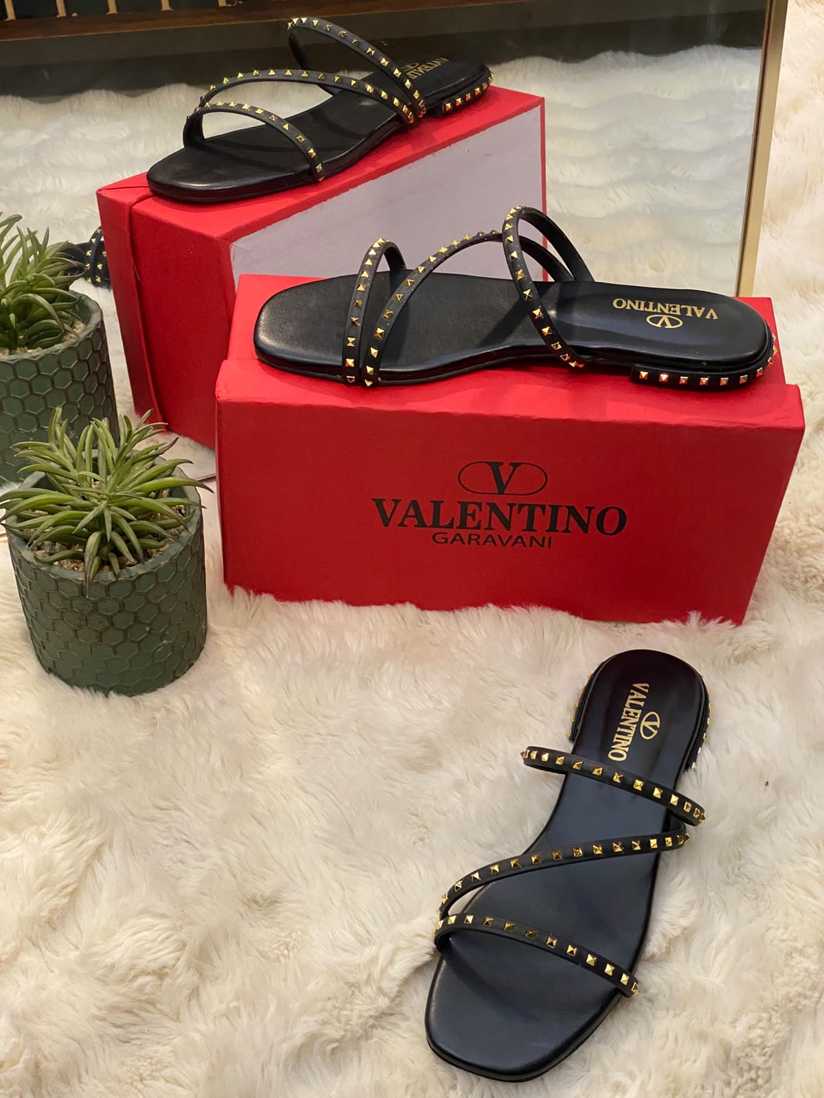 Pyramid Stud Flat
