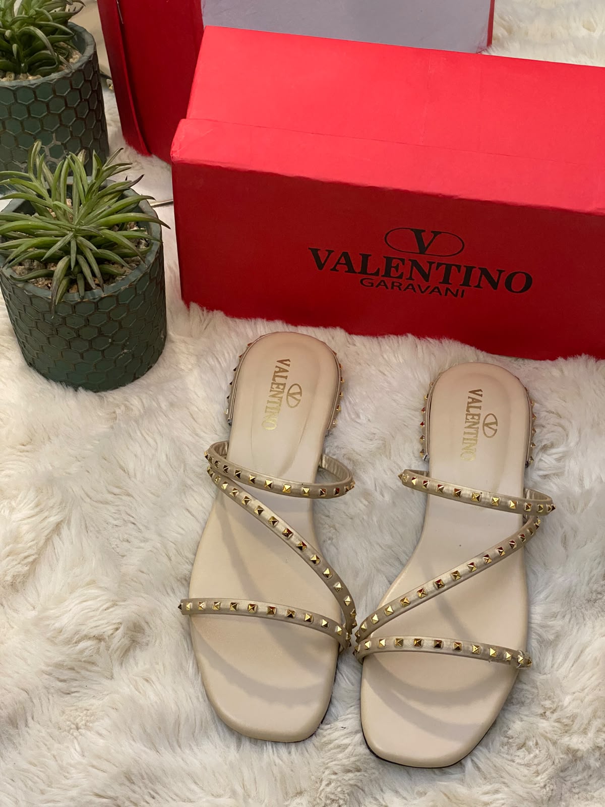 Pyramid Stud Flat