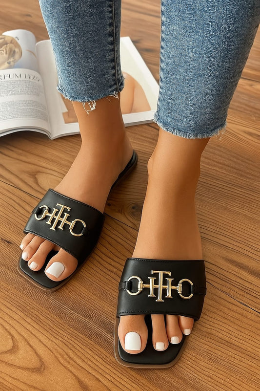 Iconic Buckle Flat