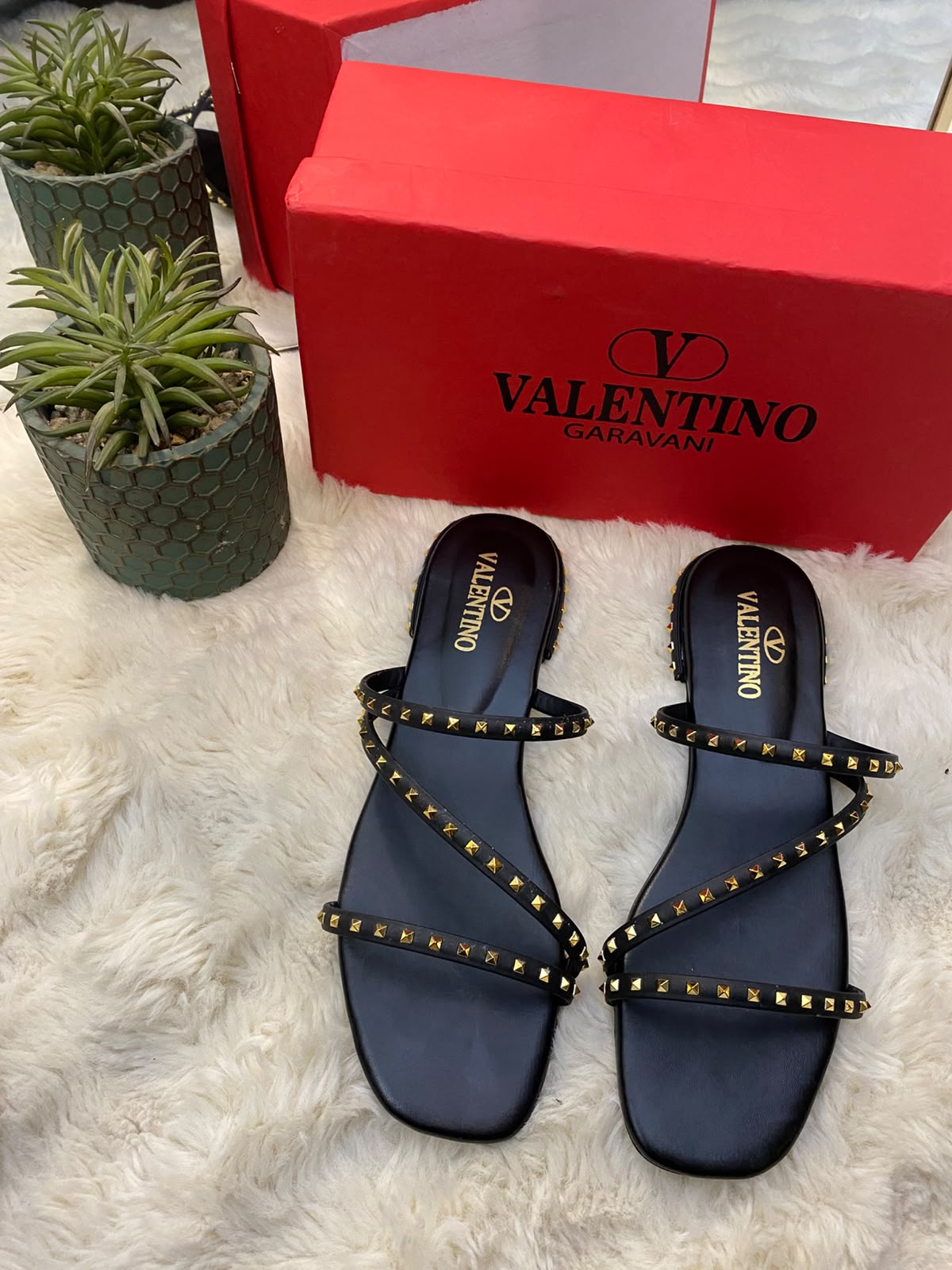 Pyramid Stud Flat