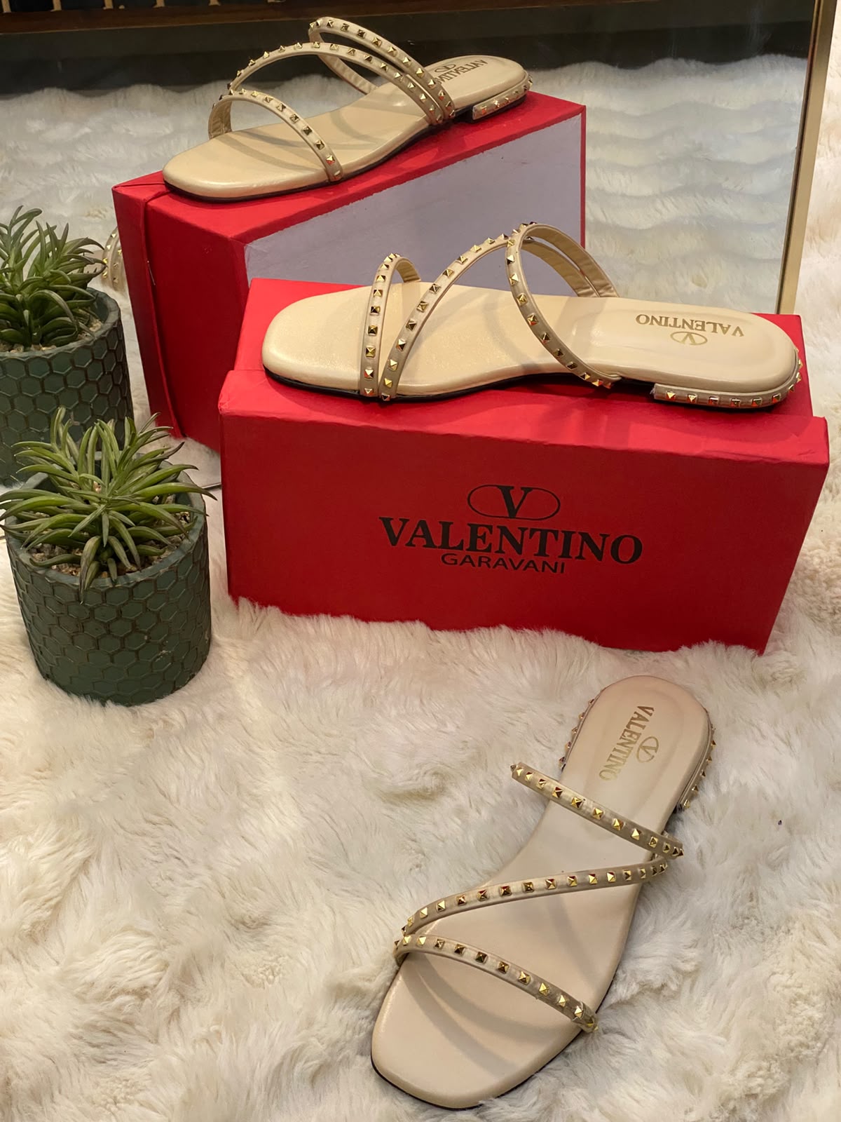Pyramid Stud Flat